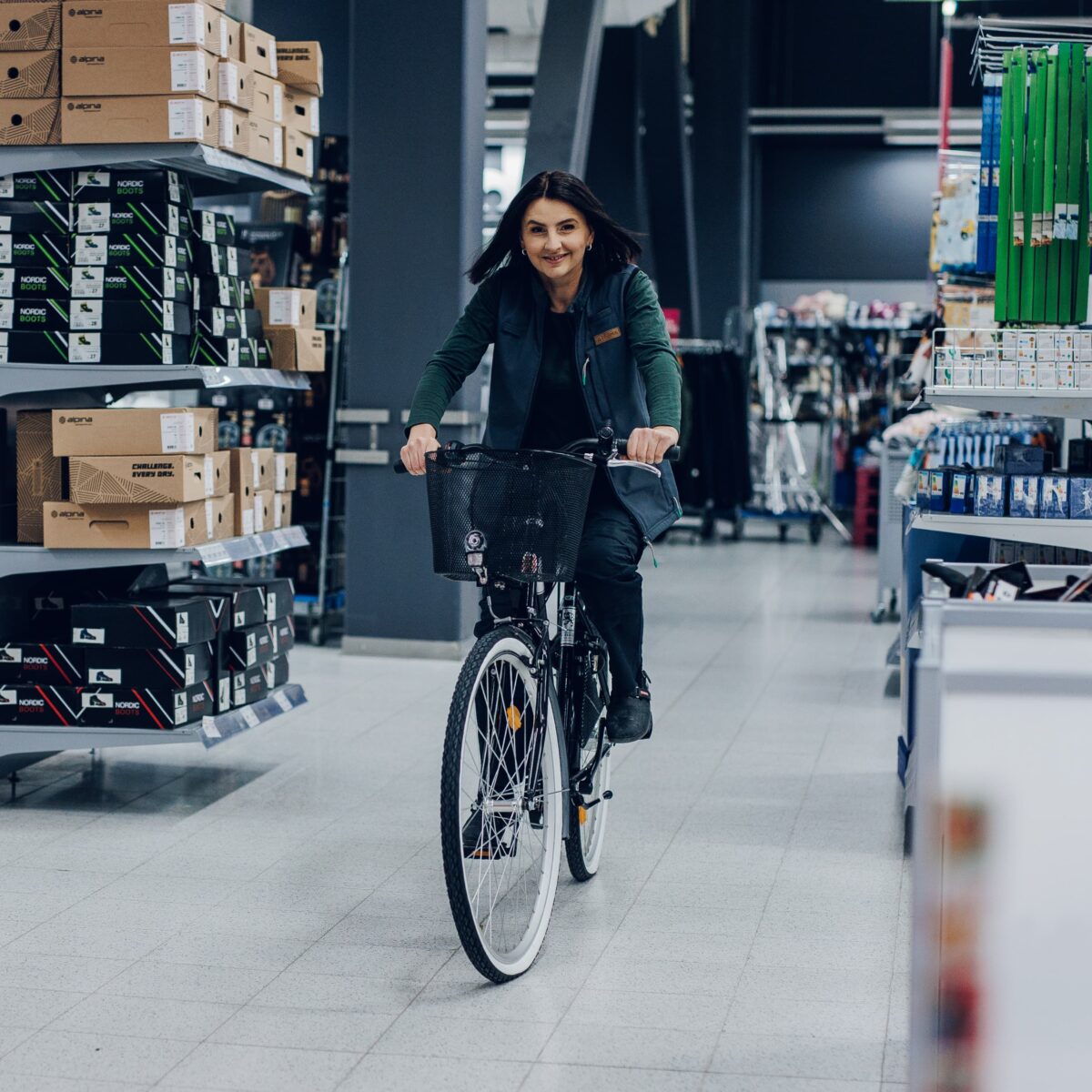 Prisma töötaja jalgrattal