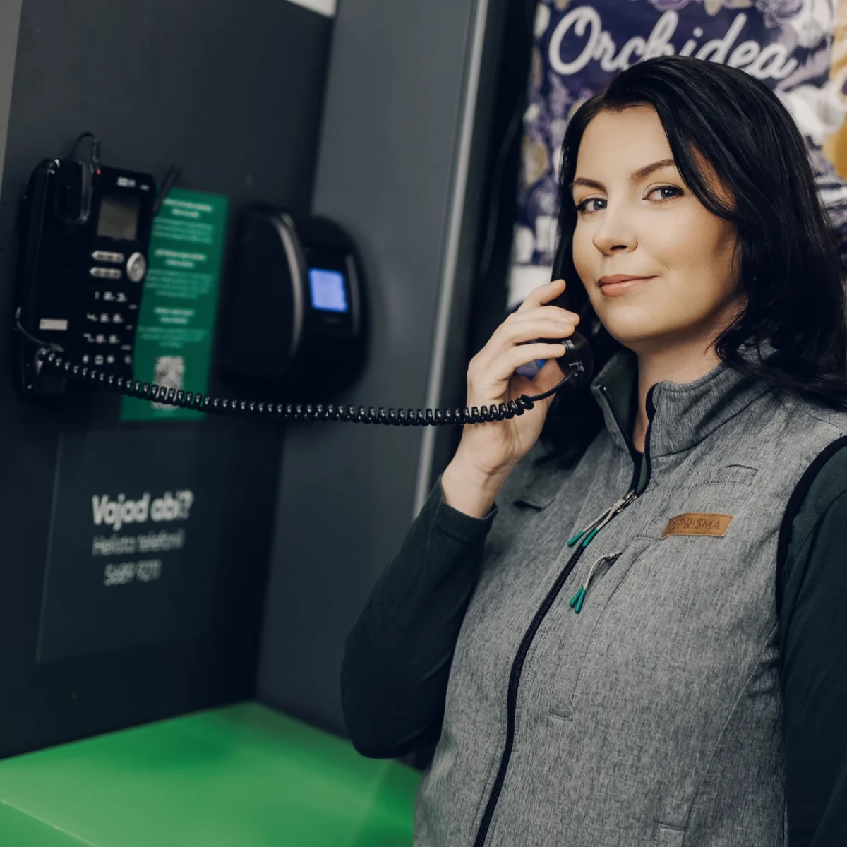 Prisma saalitöötaja telefoniga rääkimas