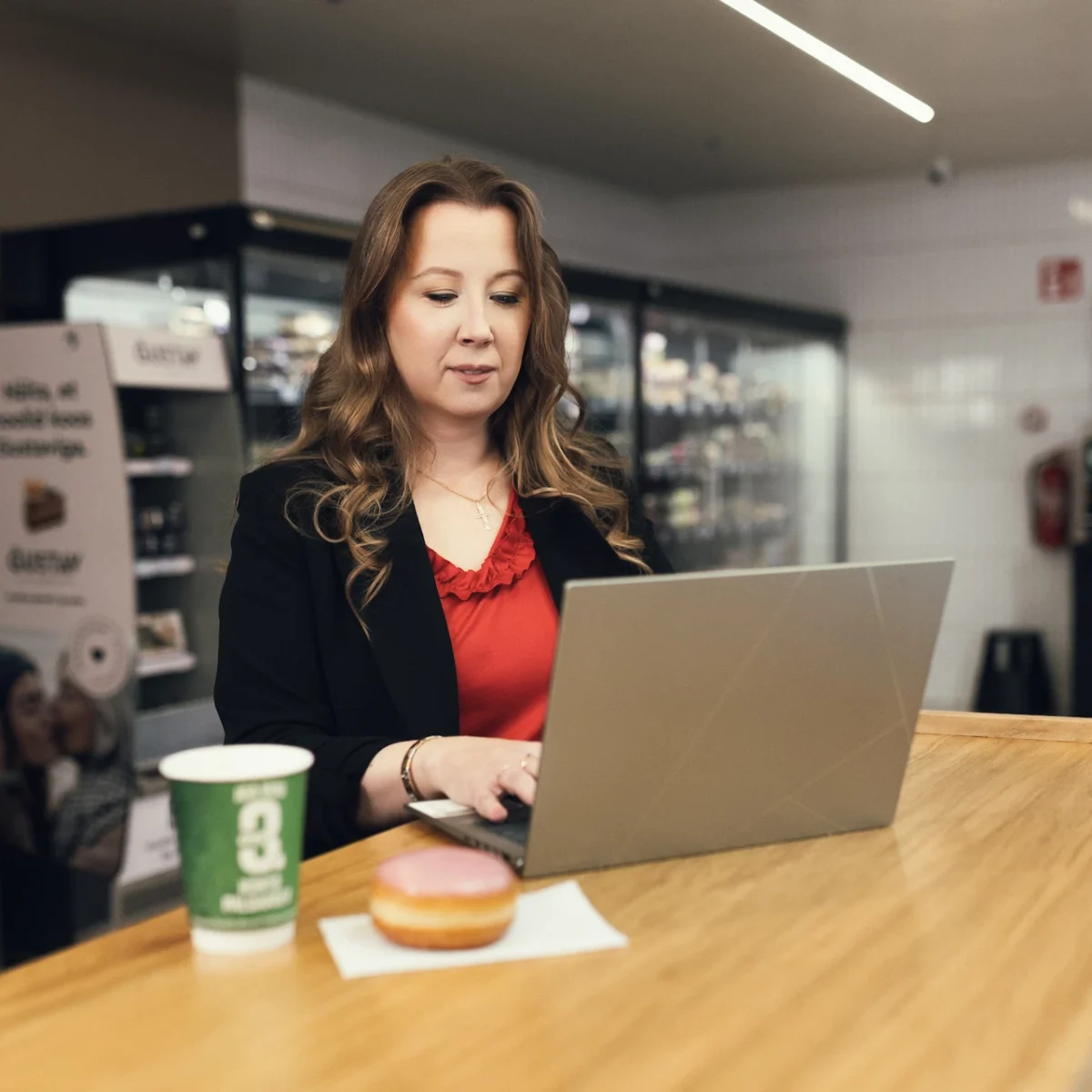 Prisma kontoritöötaja arvuti taga