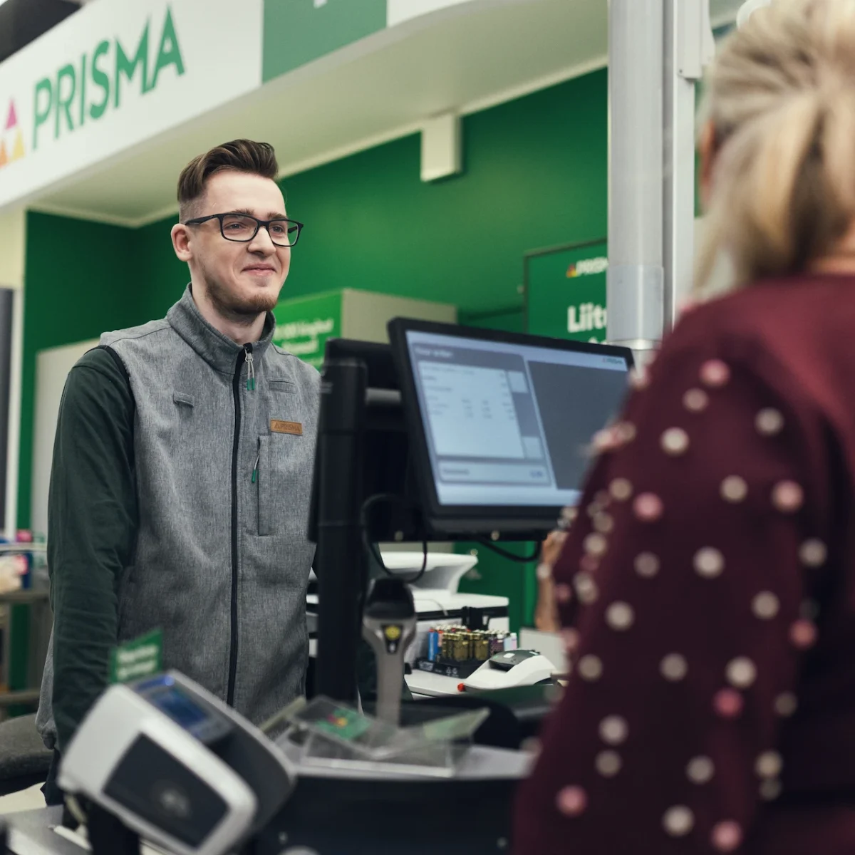 Prisma klienditeenindaja kassas