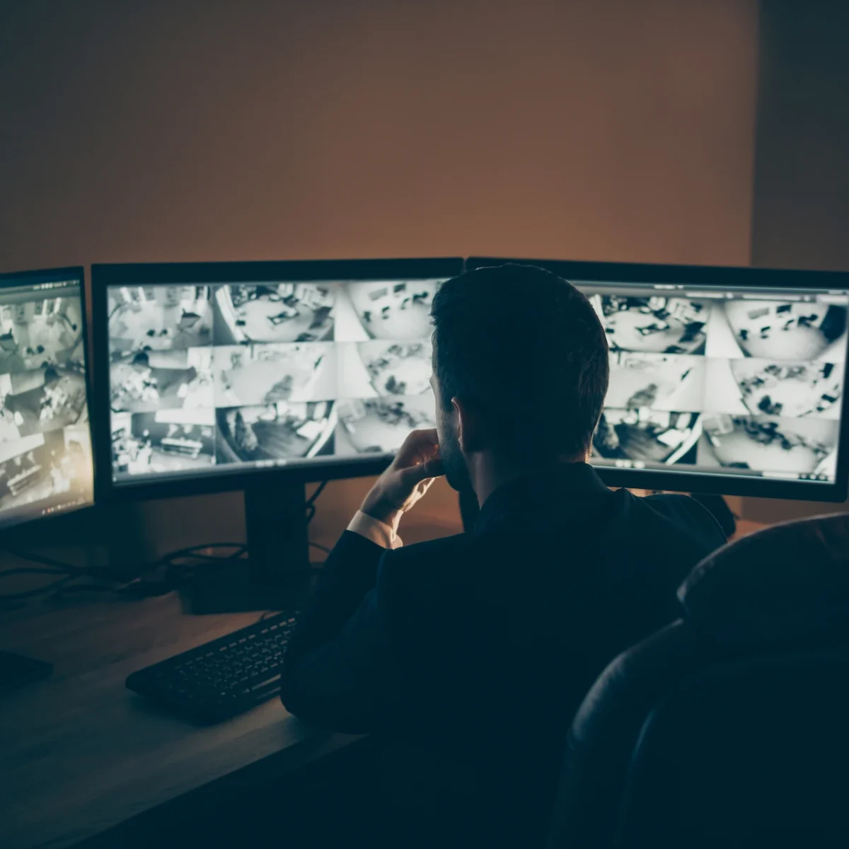 Prisma turvatöötaja jälgimas ekraane